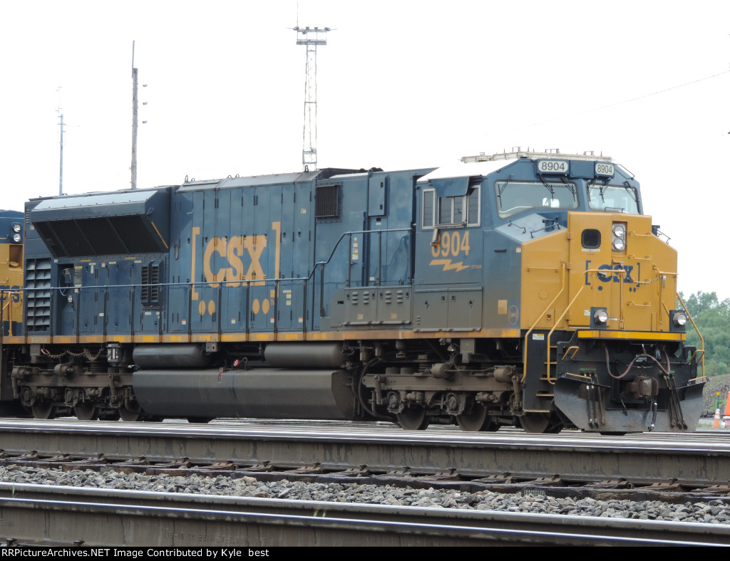 CSX 8904 close up 